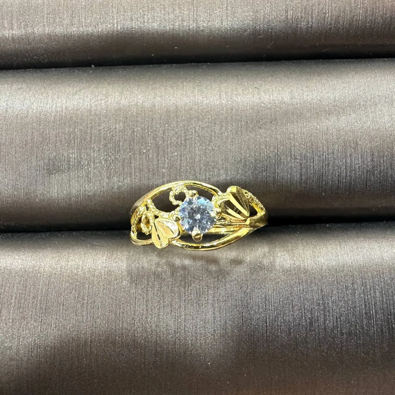 22k / 916 gold solitaire ring V3