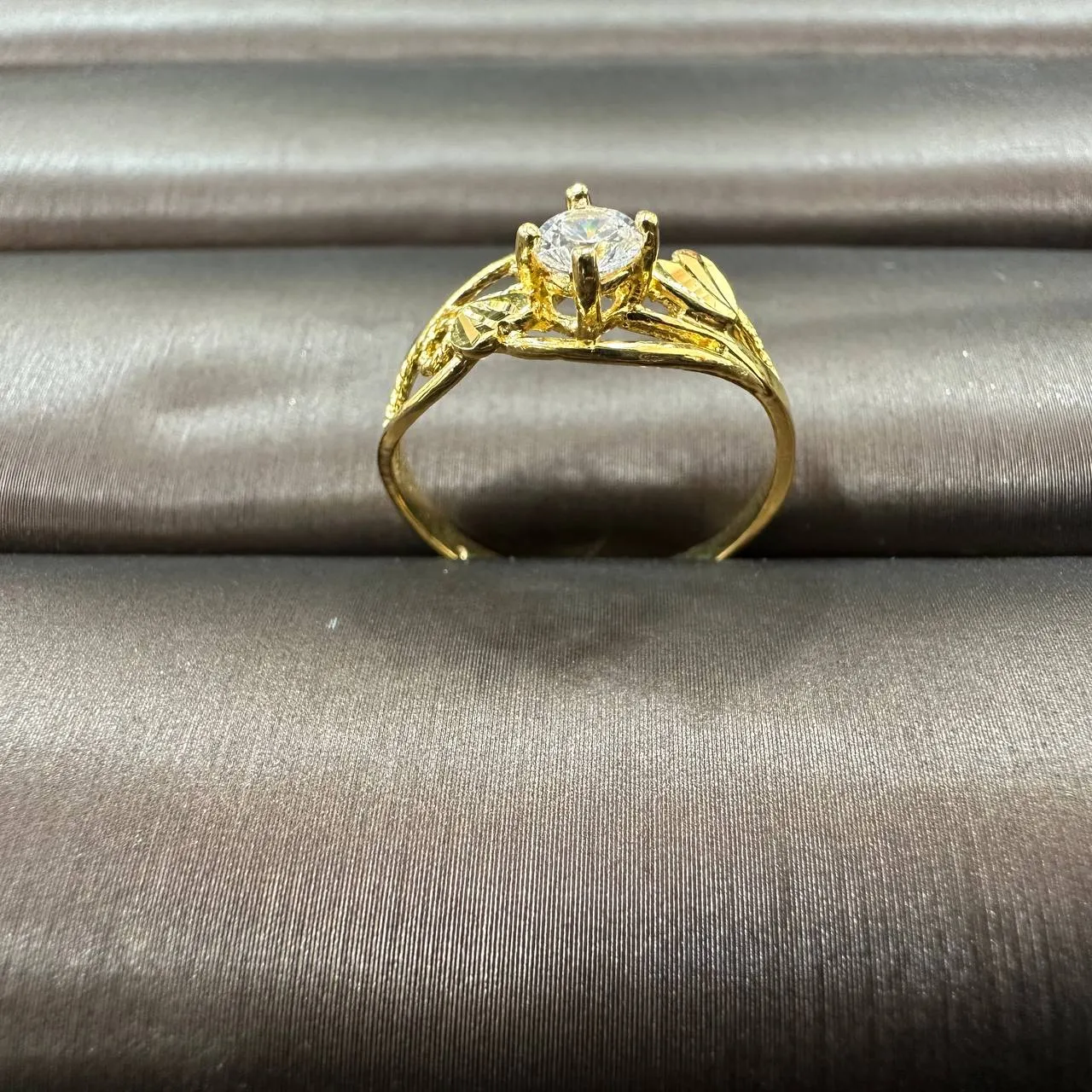 22k / 916 gold solitaire ring V3