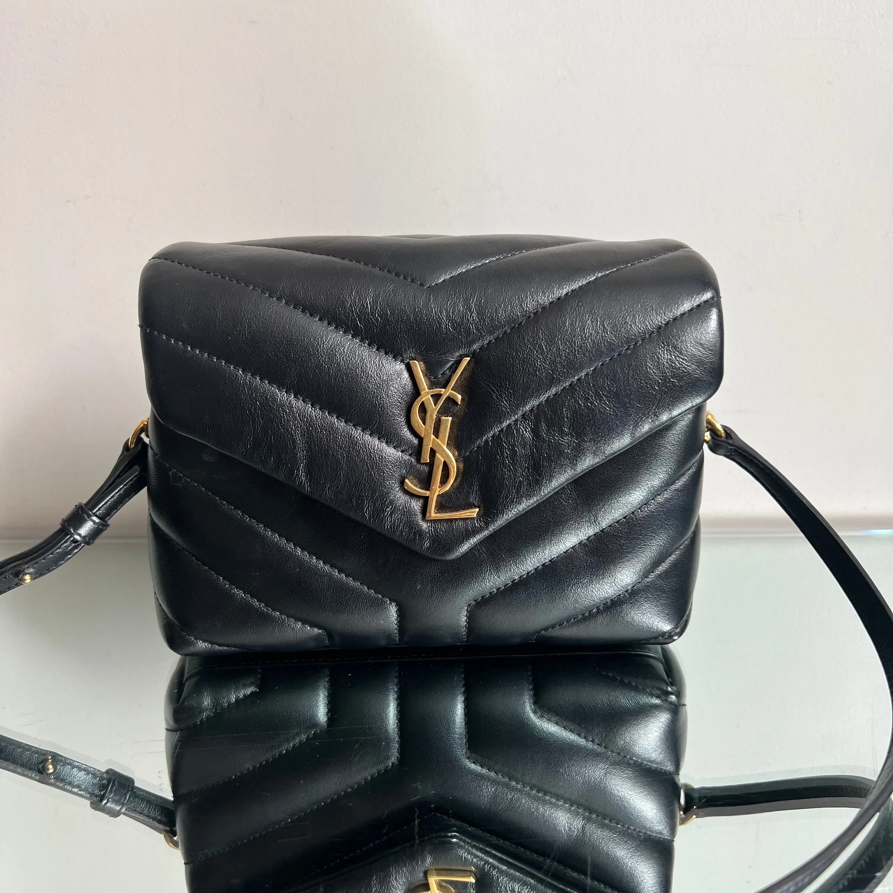 Bolsa Yves Saint Laurent Lou Lou Pequena Preta Ferragem Gold