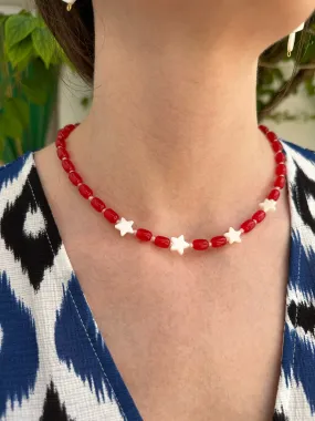 Collar de cerámica roja y cuentas blancas con 4 estrellas de nácar