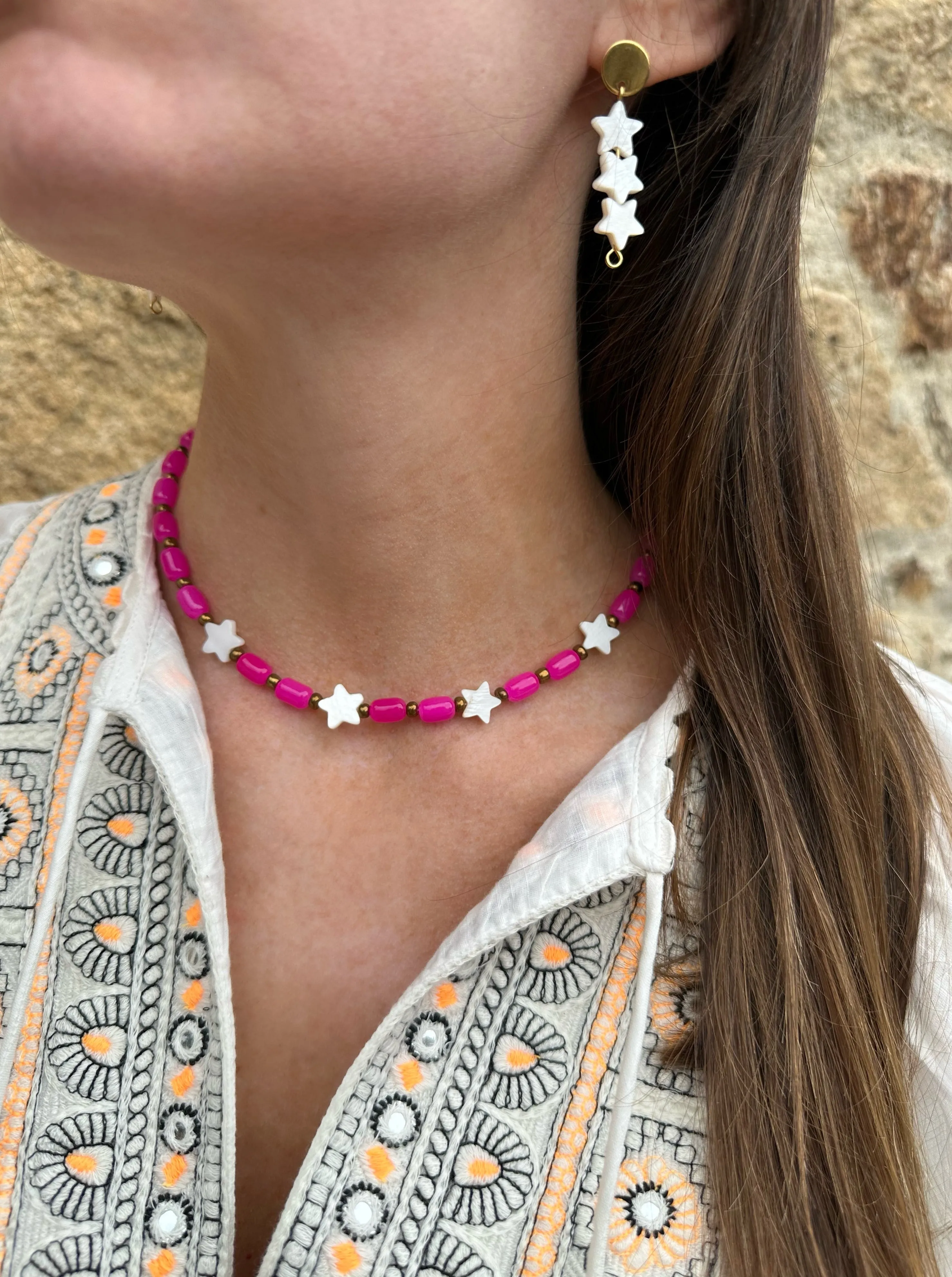 Collar de cerámica rosa y cuentas doradas con 4 estrellas de nácar